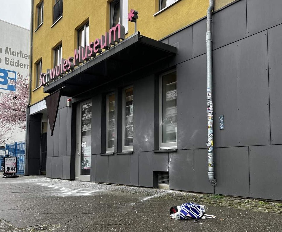 Fassade des Schwulen Museums mit Spuren des Feuerlöscher-Angriffs (31.3.2023) und dem von einem Luftgewehr beschädigten Leuchtschriftzug (24.2.2023). Foto: mino Künze